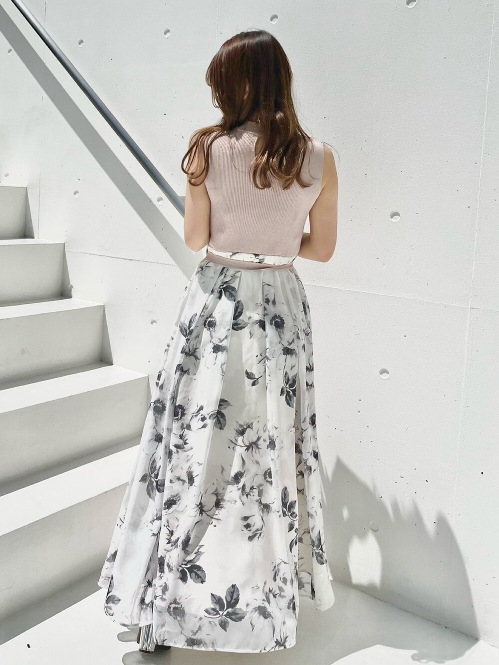 ピンク系のワンピース、ブラウン系のブーツを着用したレディースの春コーディネートの4枚目の写真