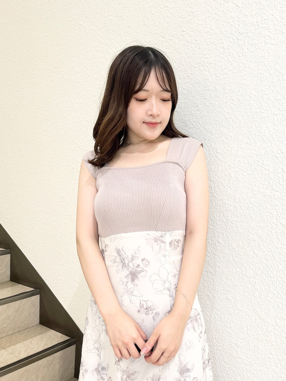 ブラウン系のサンダル、ベージュ系のワンピースを着用したレディースの夏コーディネートの4枚目の写真