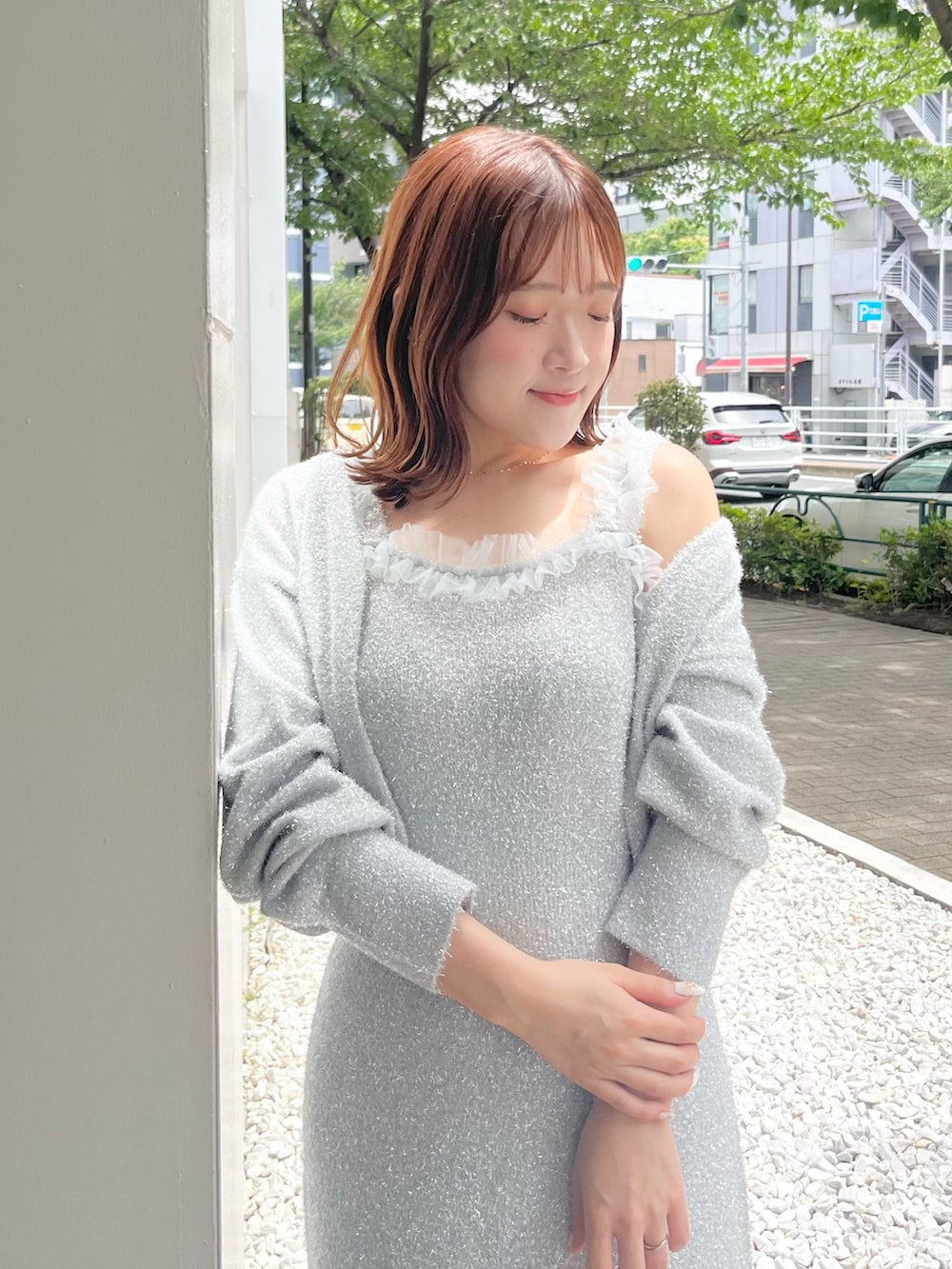 シルバー系のワンピース、ホワイト系のブーツを着用したレディースの夏コーディネートの5枚目の写真