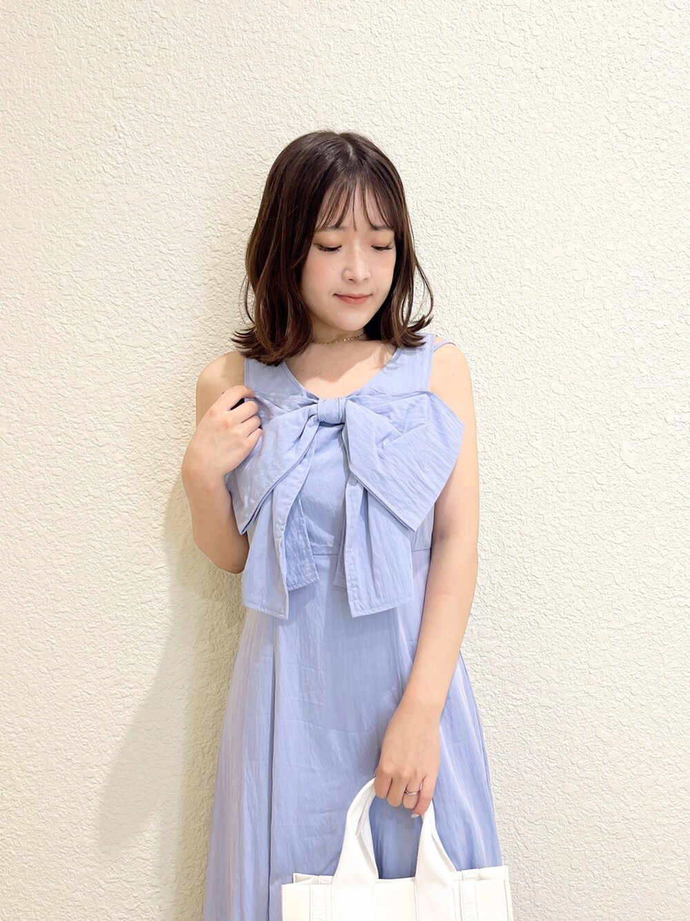 ブルー系のワンピース、ホワイト系のトートバッグ、ブラック系のサンダルを着用したレディースの夏コーディネートの5枚目の写真