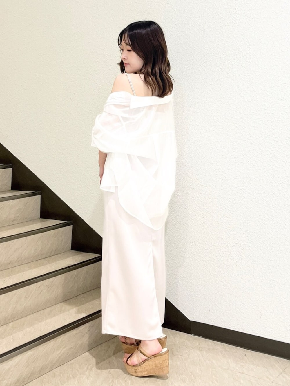 ブラウン系のサンダル、ピンク系のワンピース、ホワイト系のシャツ/ブラウスを着用したレディースの夏コーディネートの2枚目の写真