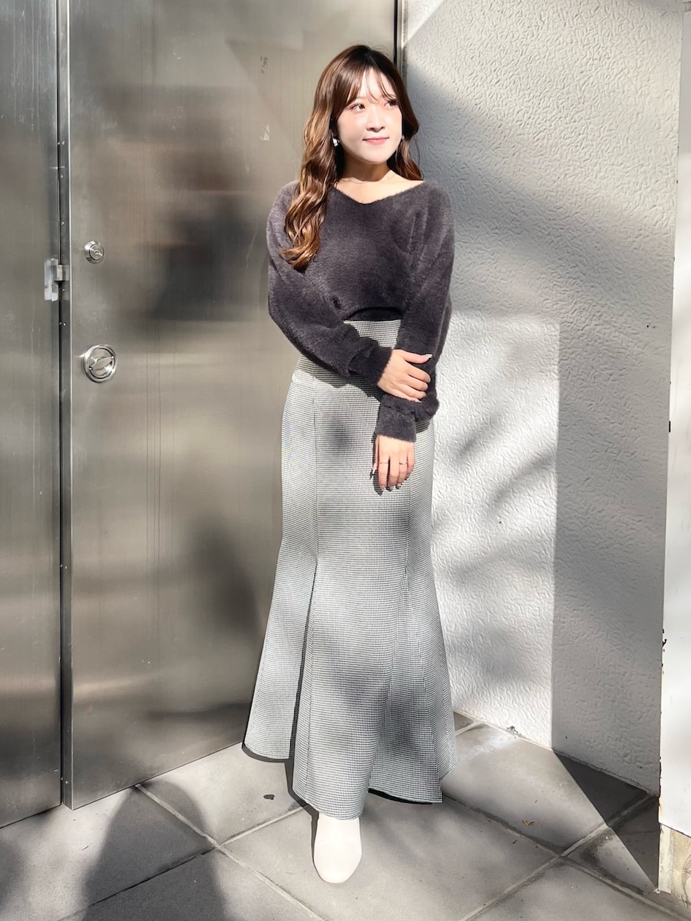 ホワイト系のダウンジャケット/コート、その他のスカート、ホワイト系のブーツを着用したレディースの秋コーディネートの5枚目の写真