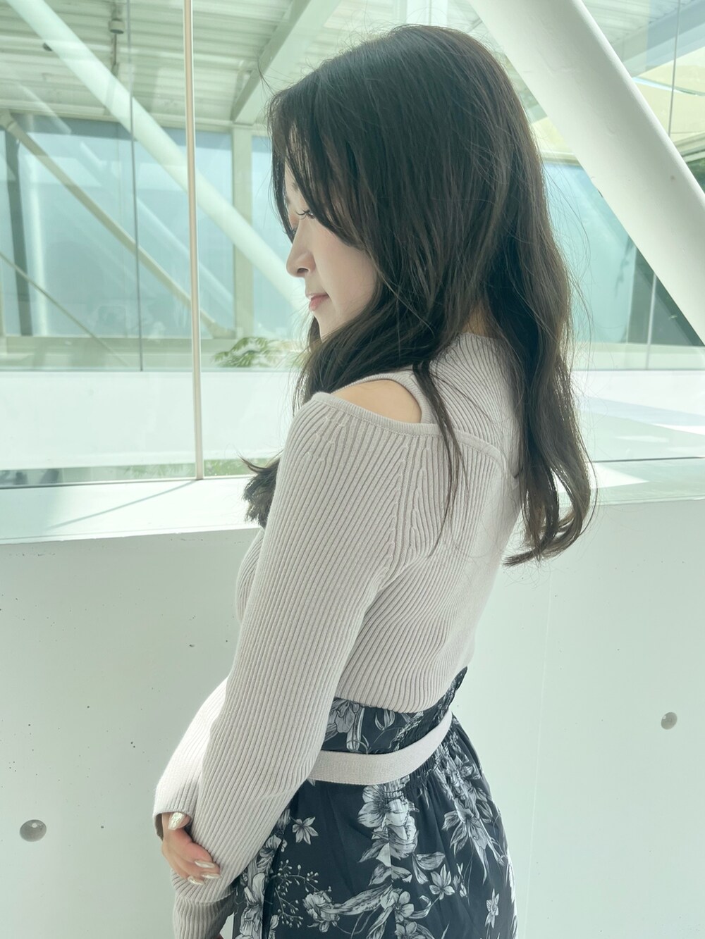 ベージュ系のワンピース、ホワイト系のブーツを着用したレディースの秋コーディネートの6枚目の写真