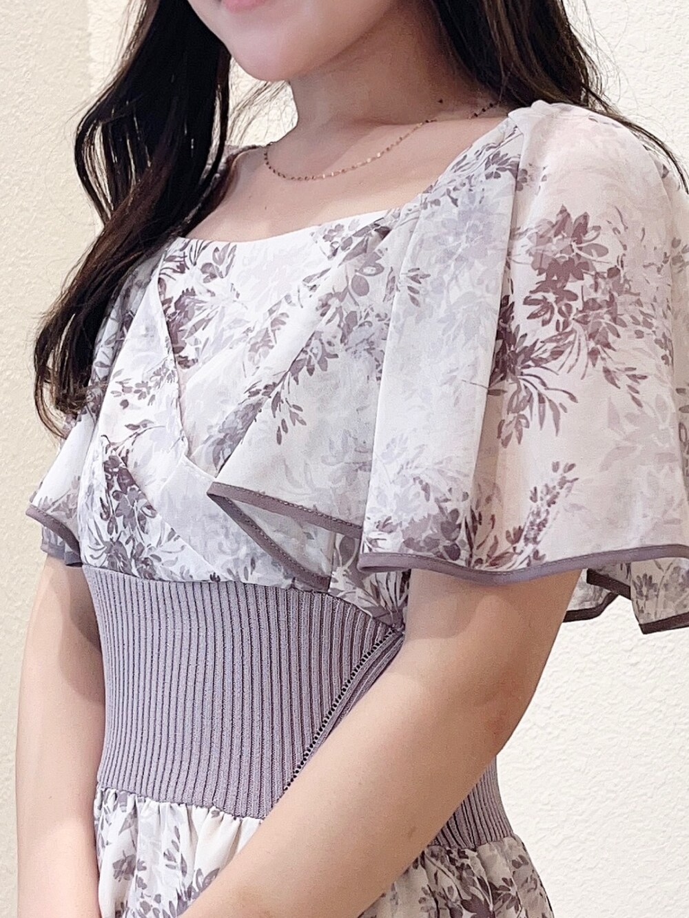 パープル系のワンピース、ブラック系のサンダルを着用したレディースの春コーディネートの3枚目の写真