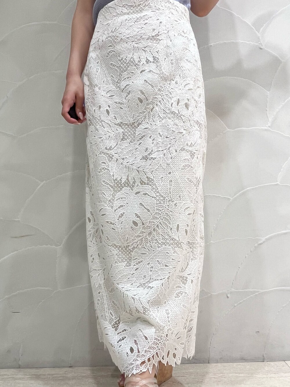 ホワイト系のスカート、その他のサンダル、ホワイト系のトートバッグを着用したレディースの夏コーディネートの7枚目の写真