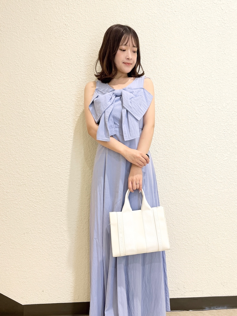 ブルー系のワンピース、ホワイト系のトートバッグ、ブラック系のサンダルを着用したレディースの夏コーディネートの4枚目の写真