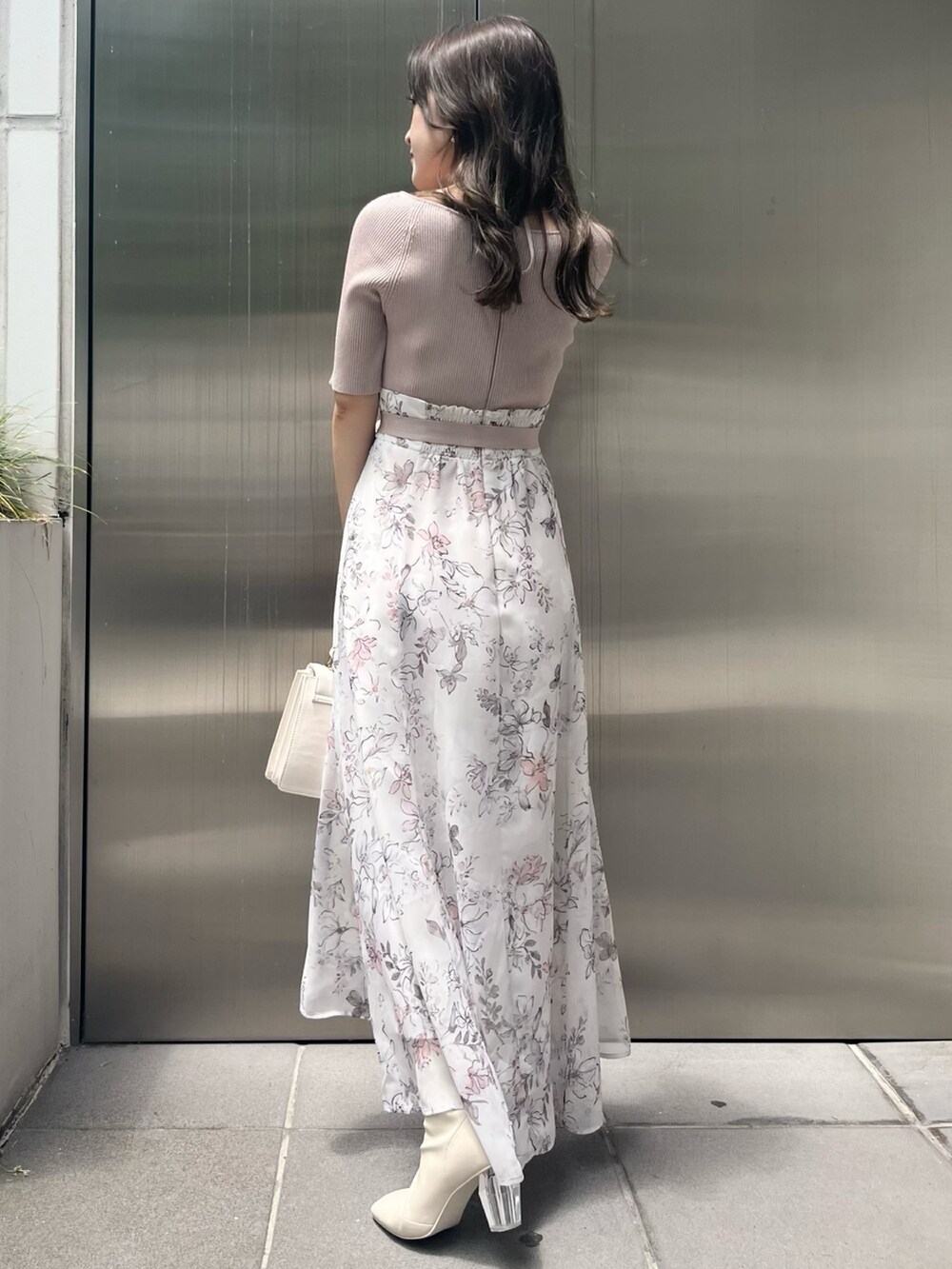 ベージュ系のワンピース、ホワイト系のショルダーバッグ、ホワイト系のブーツを着用したレディースの夏コーディネートの3枚目の写真