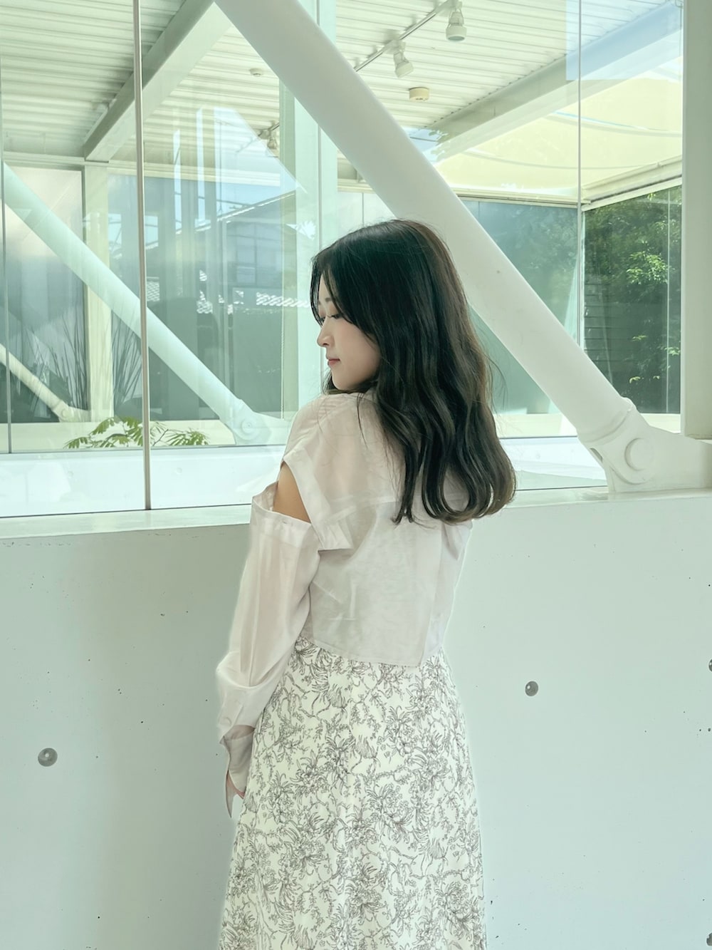 ベージュ系のワンピース、ホワイト系のブーツを着用したレディースの夏コーディネートの5枚目の写真