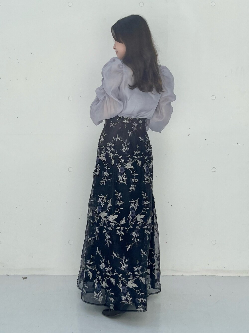 ブルー系のスカート、ブルー系のシャツ/ブラウス、ブラック系のブーツを着用したレディースの秋コーディネートの3枚目の写真