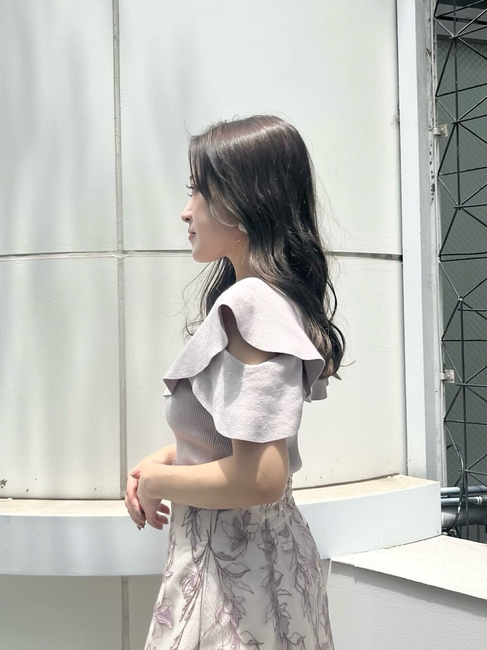 ピンク系のスカート、ピンク系のニット/セーター、ピンク系のスニーカーを着用したレディースの夏コーディネートの5枚目の写真