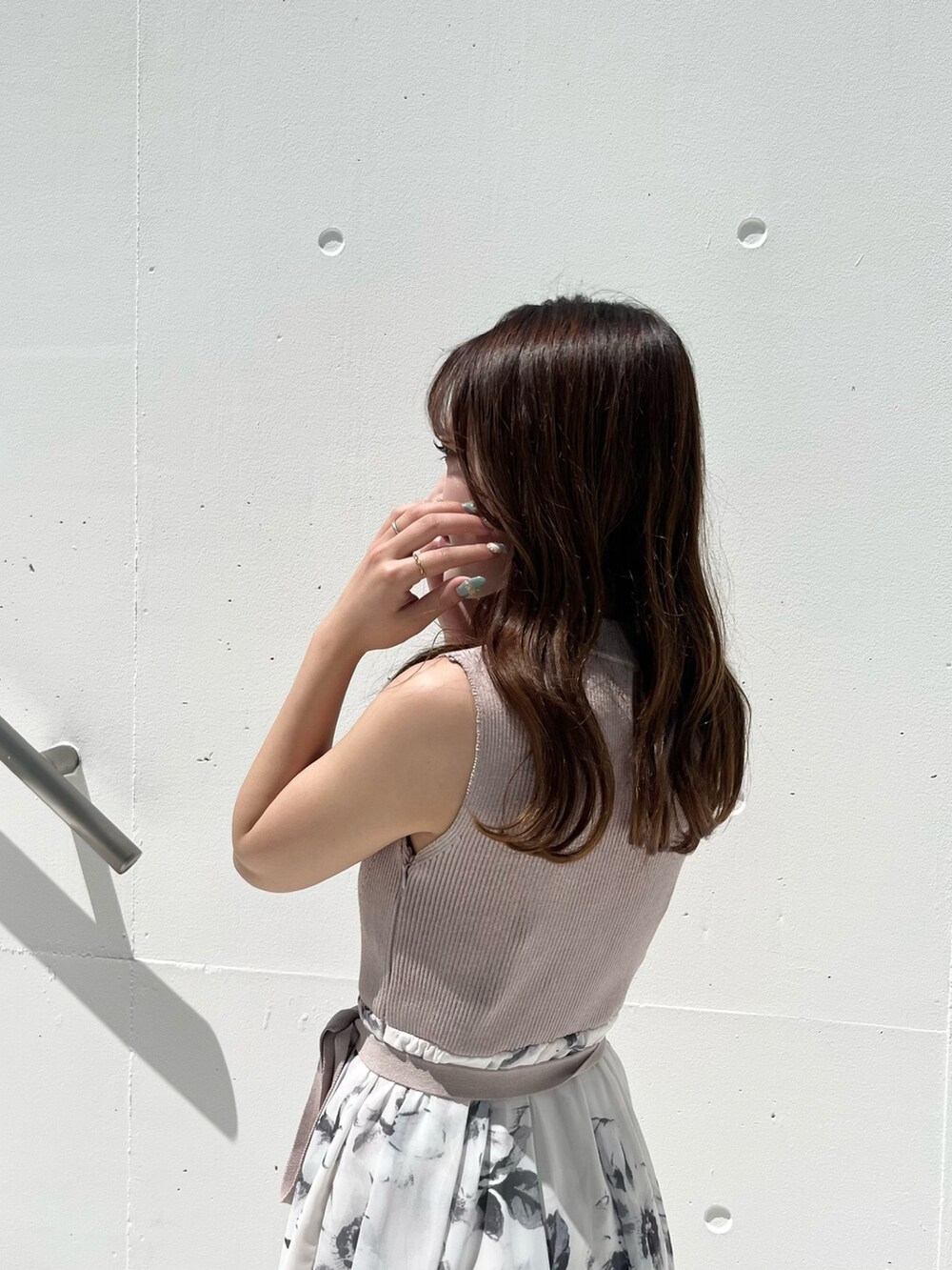 ピンク系のワンピース、ブラウン系のブーツを着用したレディースの春コーディネートの6枚目の写真