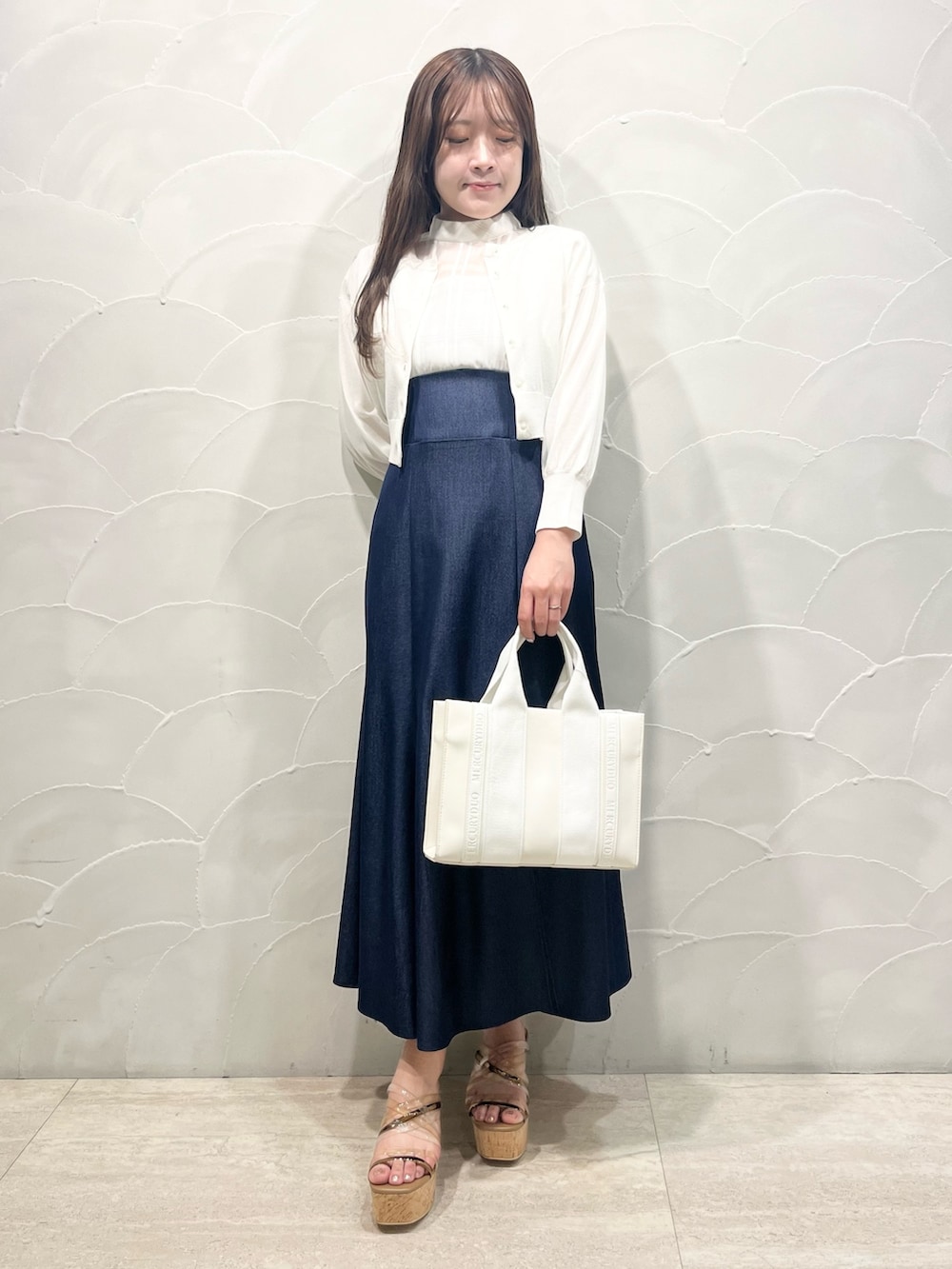 ホワイト系のワンピース、ホワイト系のトートバッグ、ブラウン系のサンダルを着用したレディースの春コーディネートの5枚目の写真