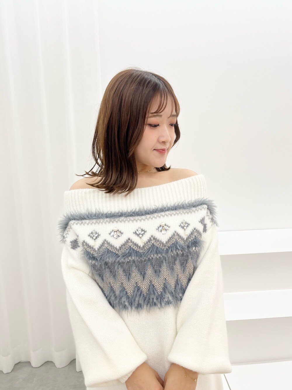 ピンク系のその他アウター、ホワイト系のワンピース、ブラウン系のブーツを着用したレディースの夏コーディネートの8枚目の写真