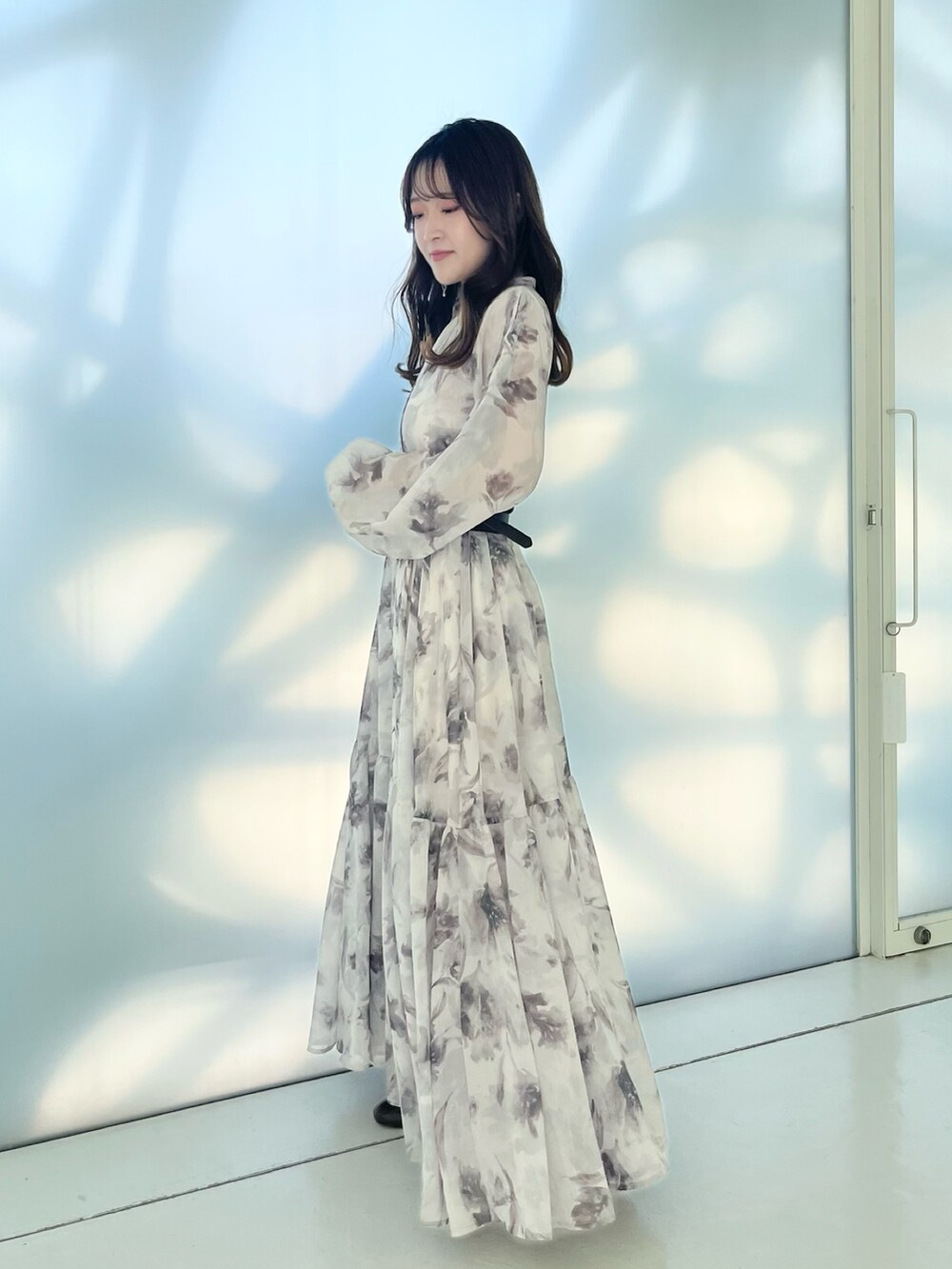 ベージュ系のワンピース、ブラック系のブーツ、ブラウン系のベルトを着用したレディースの秋コーディネートの6枚目の写真