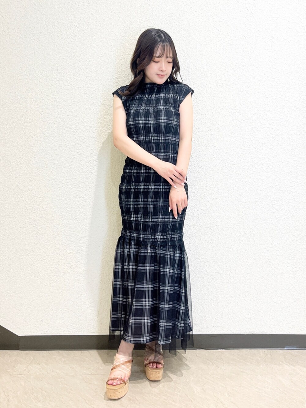 ブラック系のワンピース、ベージュ系のサンダルを着用したレディースの夏コーディネートの4枚目の写真