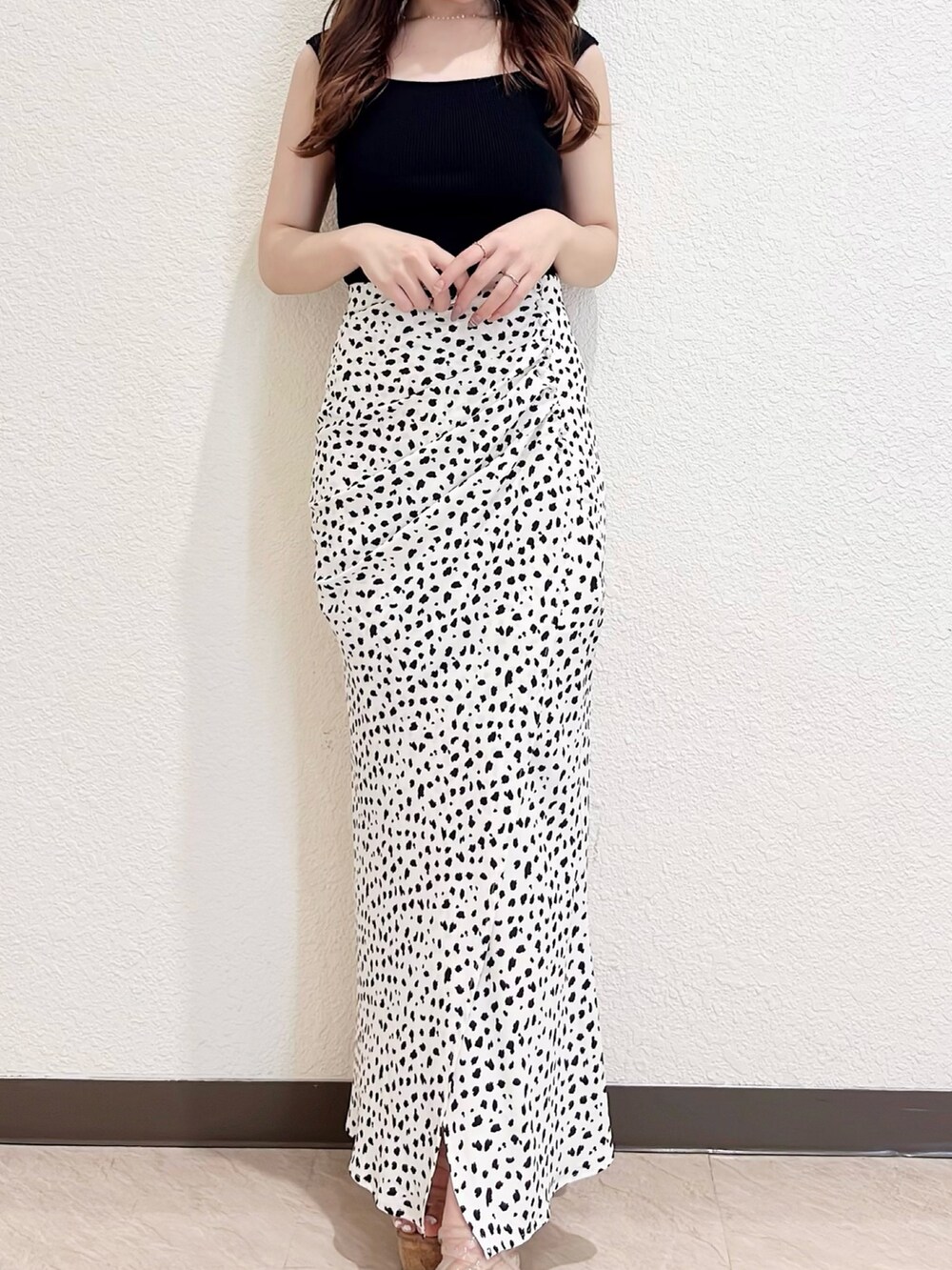 ベージュ系のシャツ/ブラウス、ブラック系のニット/セーター、その他のスカートを着用したレディースの春コーディネートの6枚目の写真