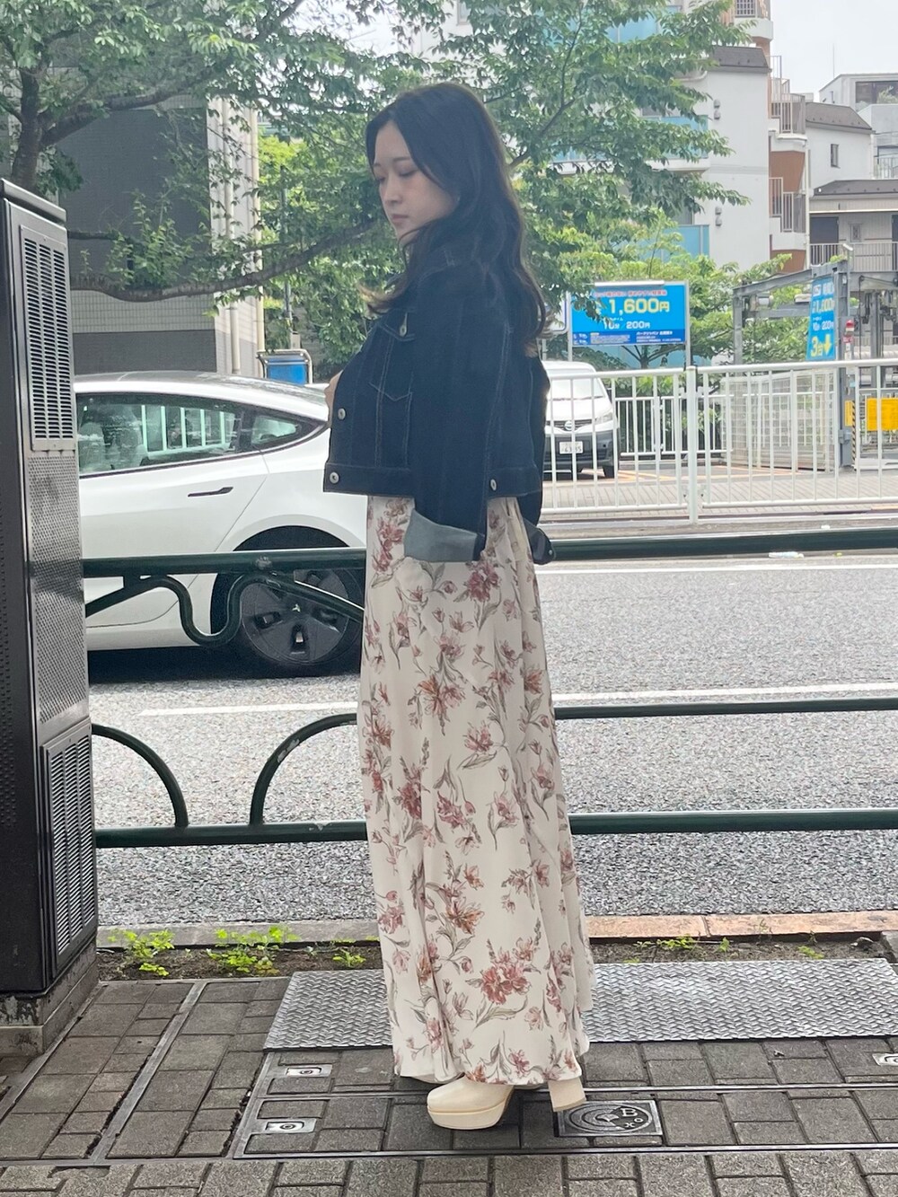 ホワイト系のワンピース、ブルー系のデニムジャケット、ホワイト系のブーツを着用したレディースの夏コーディネートの7枚目の写真