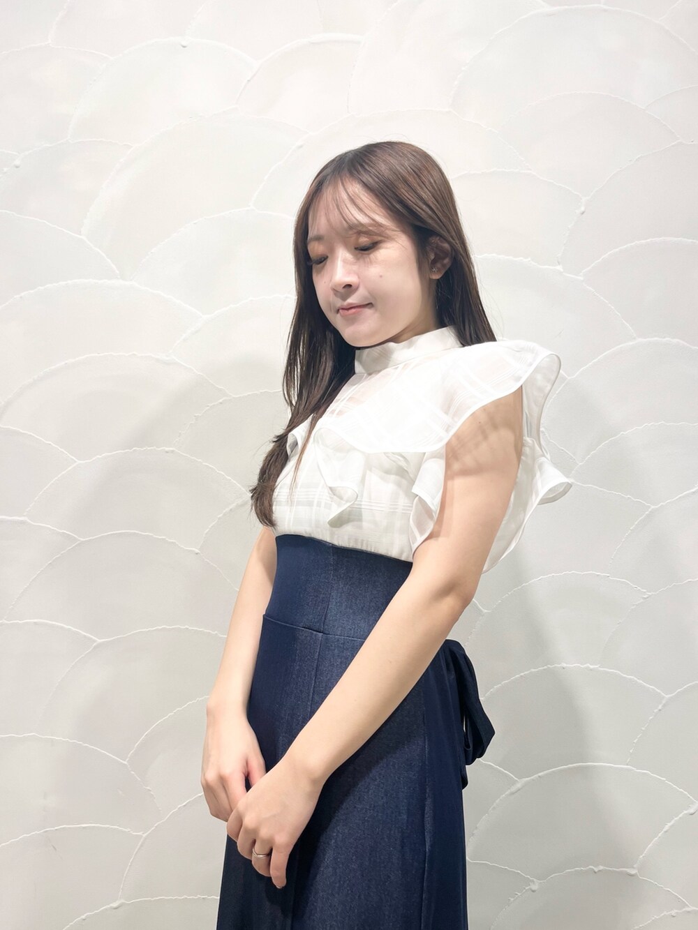 ホワイト系のワンピース、ホワイト系のトートバッグ、ブラウン系のサンダルを着用したレディースの春コーディネートの4枚目の写真