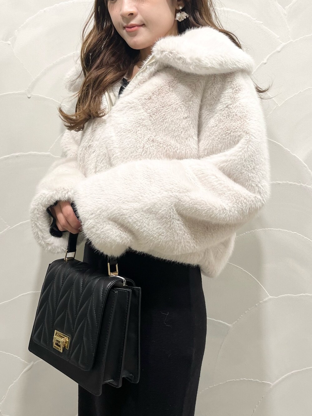 ホワイト系のその他アウター、ブラック系のワンピース、ブラック系のショルダーバッグを着用したレディースの秋コーディネートの8枚目の写真