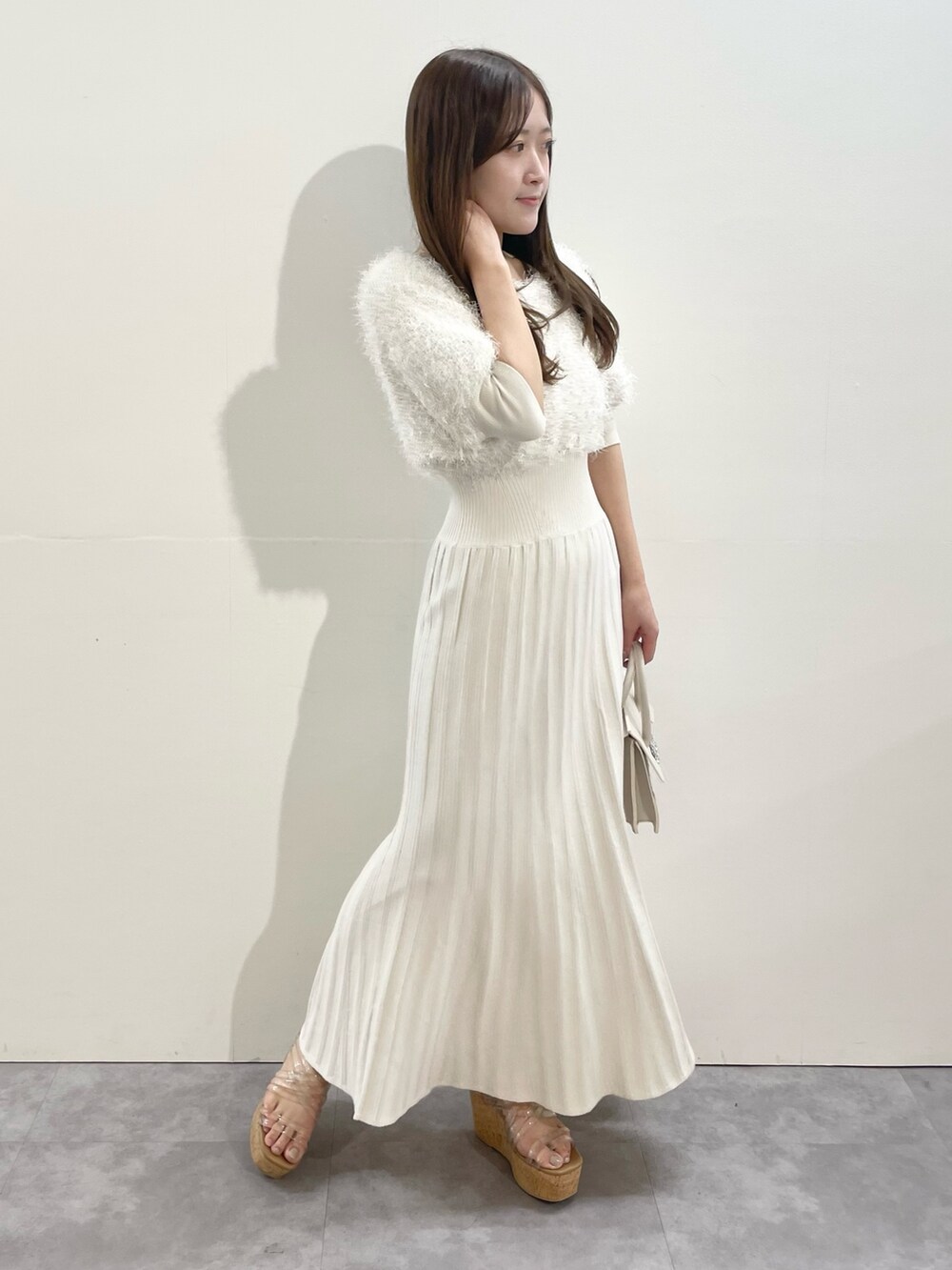 ホワイト系のワンピース、ベージュ系のショルダーバッグ、その他のサンダルを着用したレディースの春コーディネートの2枚目の写真