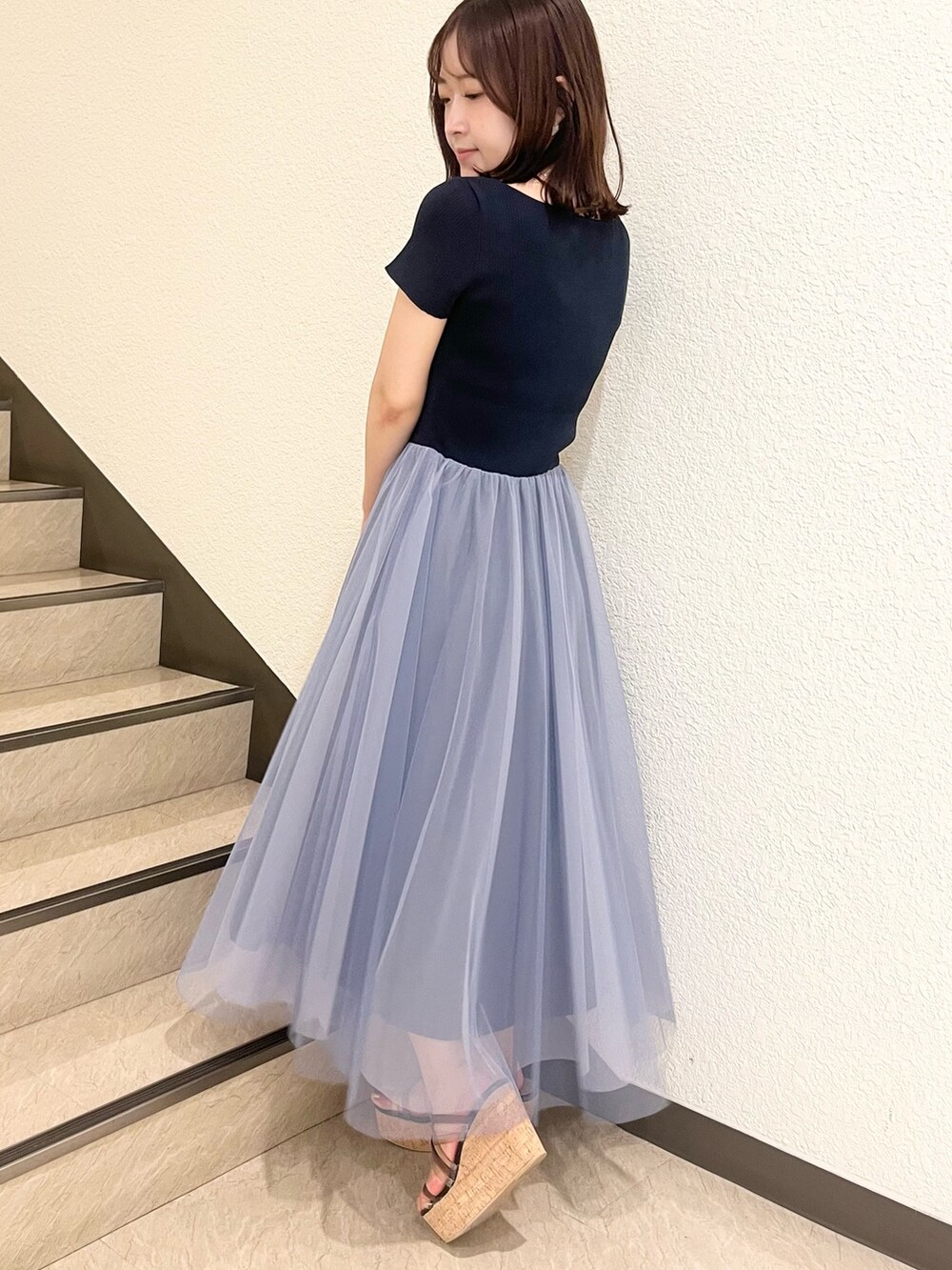 ブルー系のワンピース、ブラック系のサンダルを着用したレディースの夏コーディネートの5枚目の写真