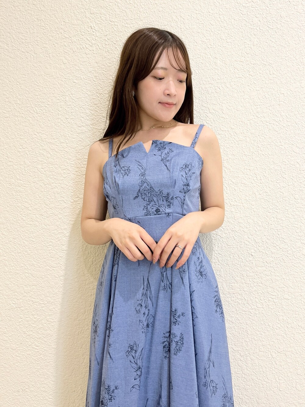 ブルー系のワンピース、その他のサンダル、ホワイト系のカーディガン/ボレロを着用したレディースの夏コーディネートの5枚目の写真