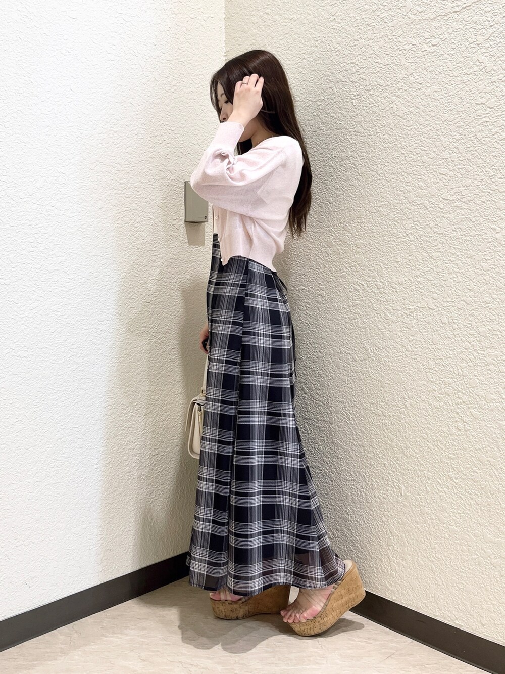 ホワイト系のワンピース、ホワイト系のハンドバッグ、その他のサンダルを着用したレディースの夏コーディネートの5枚目の写真