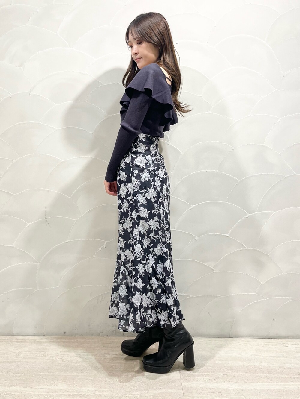 ホワイト系のダウンジャケット/コート、グレー系のスカート、グレー系のニット/セーターを着用したレディースの冬コーディネートの4枚目の写真