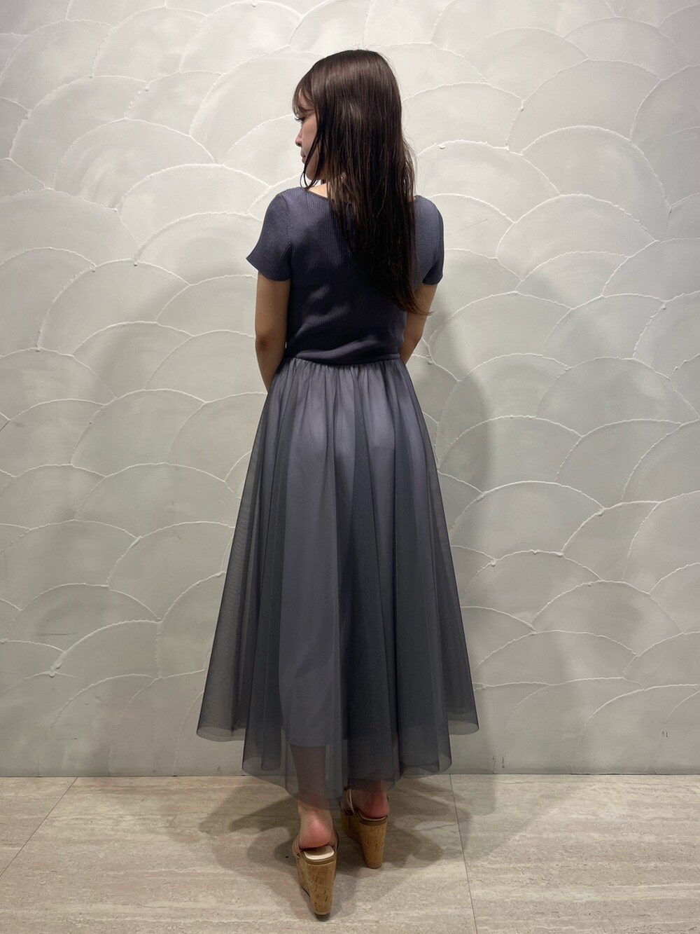 グレー系のワンピース、ホワイト系のトートバッグ、ホワイト系のカーディガン/ボレロを着用したレディースの春コーディネートの7枚目の写真