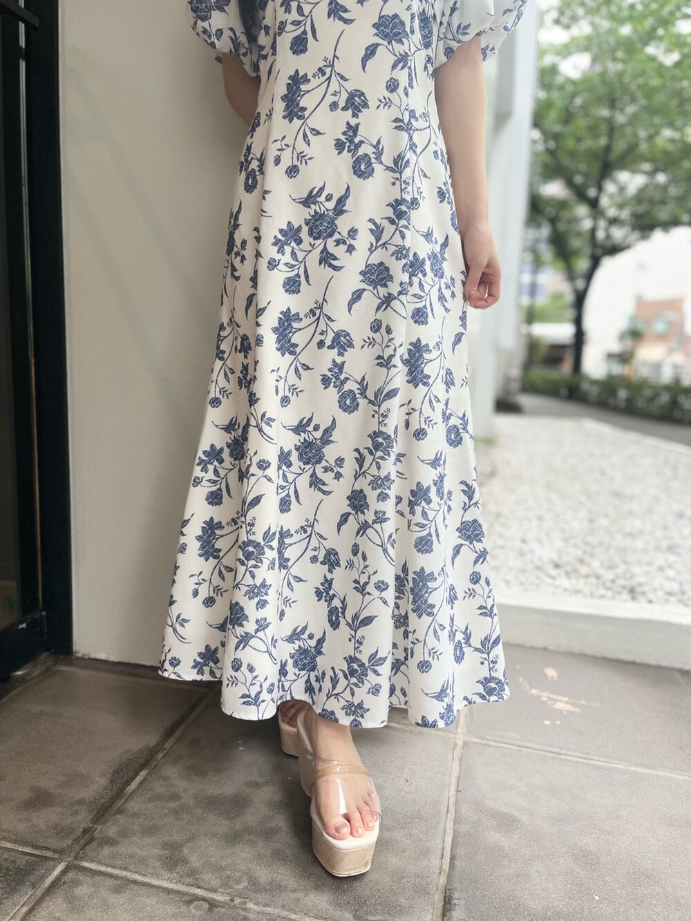 ホワイト系のワンピース、その他のサンダルを着用したレディースの夏コーディネートの4枚目の写真