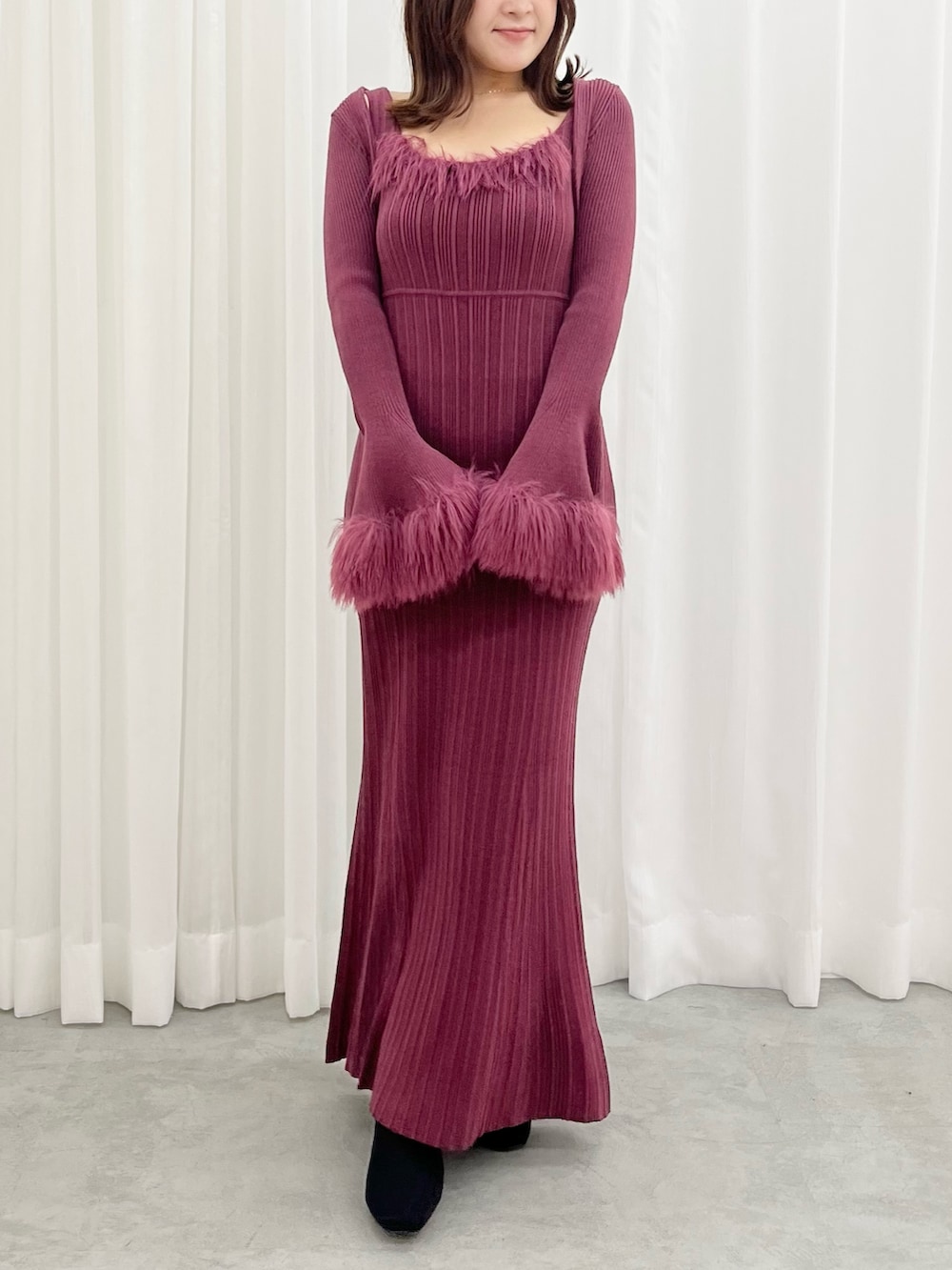 ピンク系のワンピース、ブラック系のブーツを着用したレディースの夏コーディネートの6枚目の写真