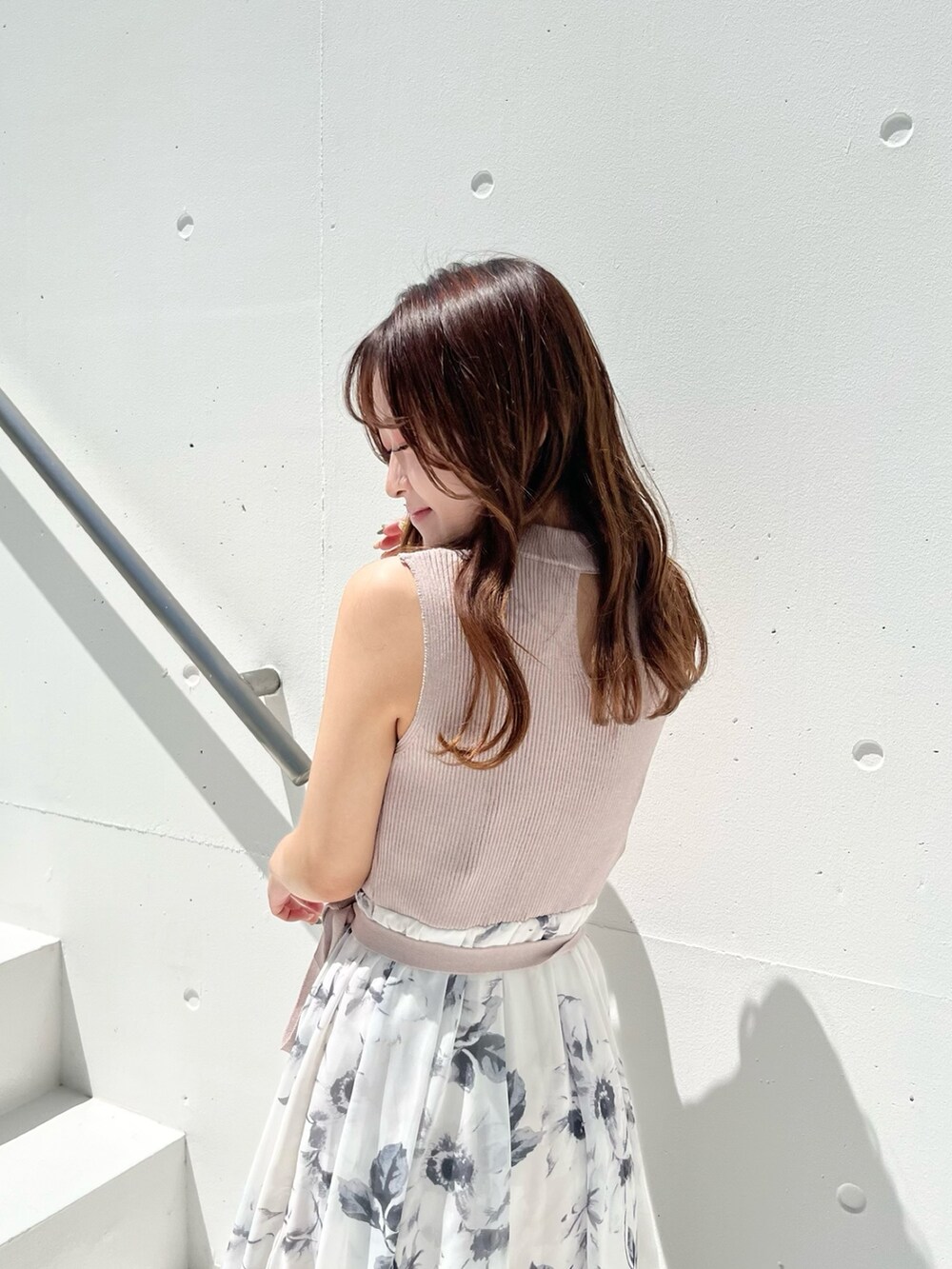 ピンク系のワンピース、ブラウン系のブーツを着用したレディースの春コーディネートの2枚目の写真