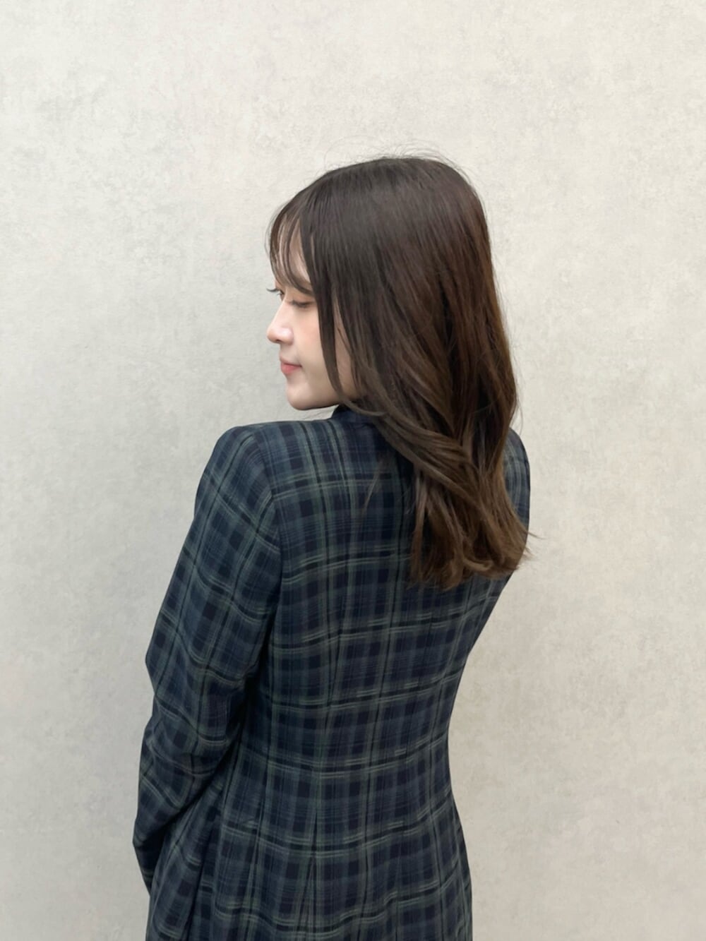 グリーン系のワンピースを着用したレディースの秋コーディネートの5枚目の写真