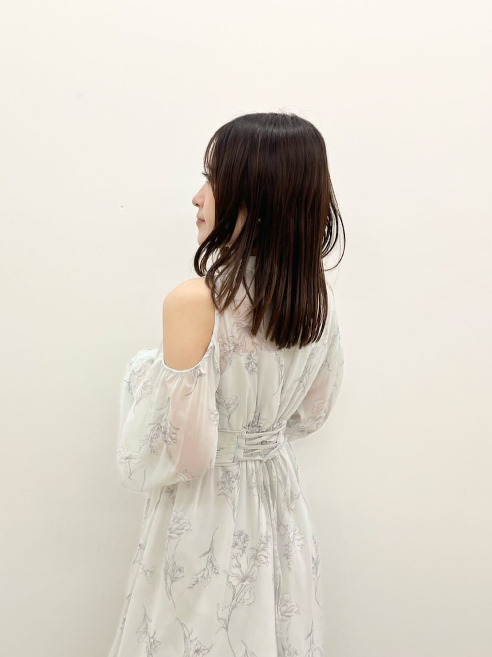 ブラック系のブーツ、グリーン系のワンピースを着用したレディースの秋コーディネートの5枚目の写真