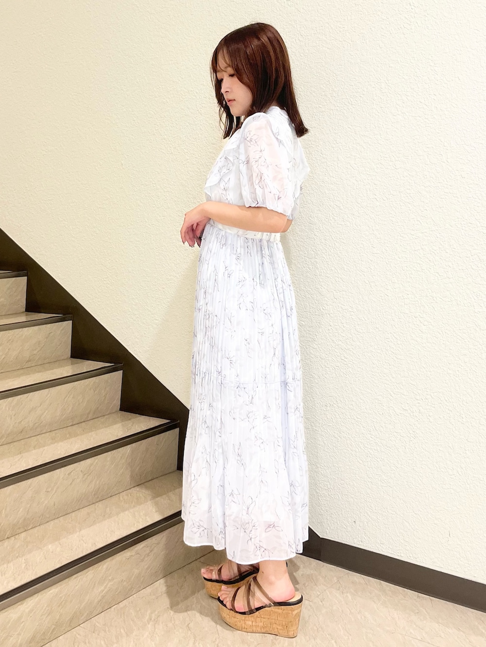 グレー系のワンピース、ブラック系のサンダルを着用したレディースの夏コーディネートの2枚目の写真