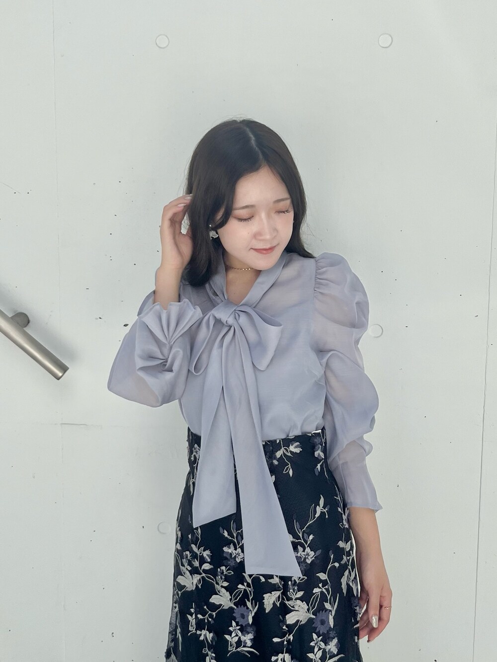 ブルー系のスカート、ブルー系のシャツ/ブラウス、ブラック系のブーツを着用したレディースの秋コーディネートの6枚目の写真