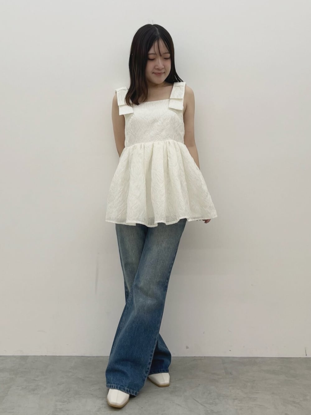 ホワイト系のシャツ/ブラウス、ブルー系のデニムパンツを着用したレディースの夏コーディネートの5枚目の写真