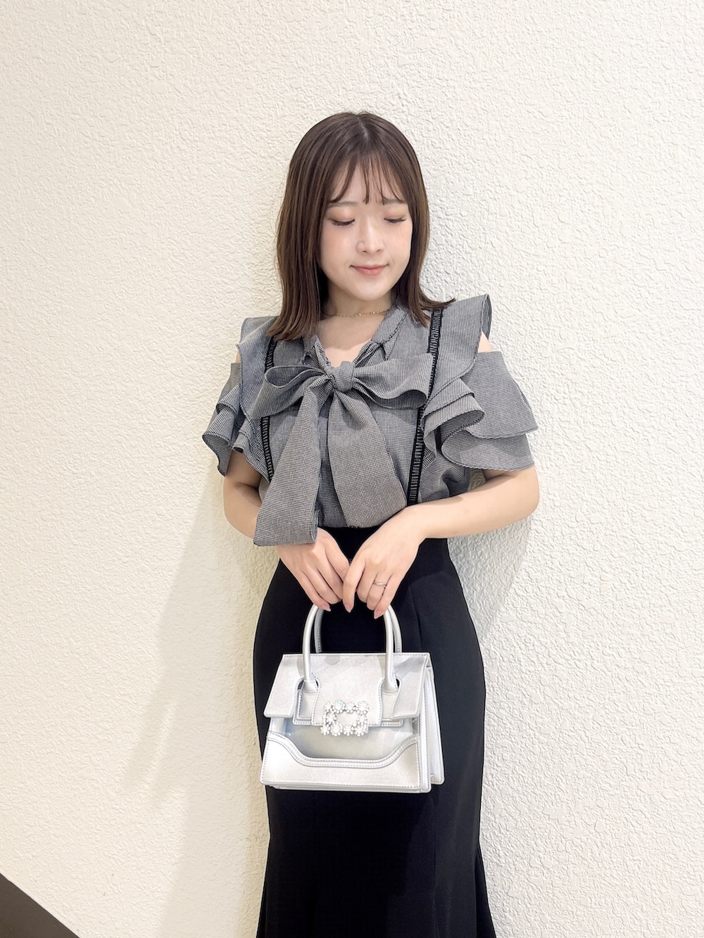 その他のシャツ/ブラウス、ブラック系のスカート、シルバー系のショルダーバッグを着用したレディースの夏コーディネートの6枚目の写真