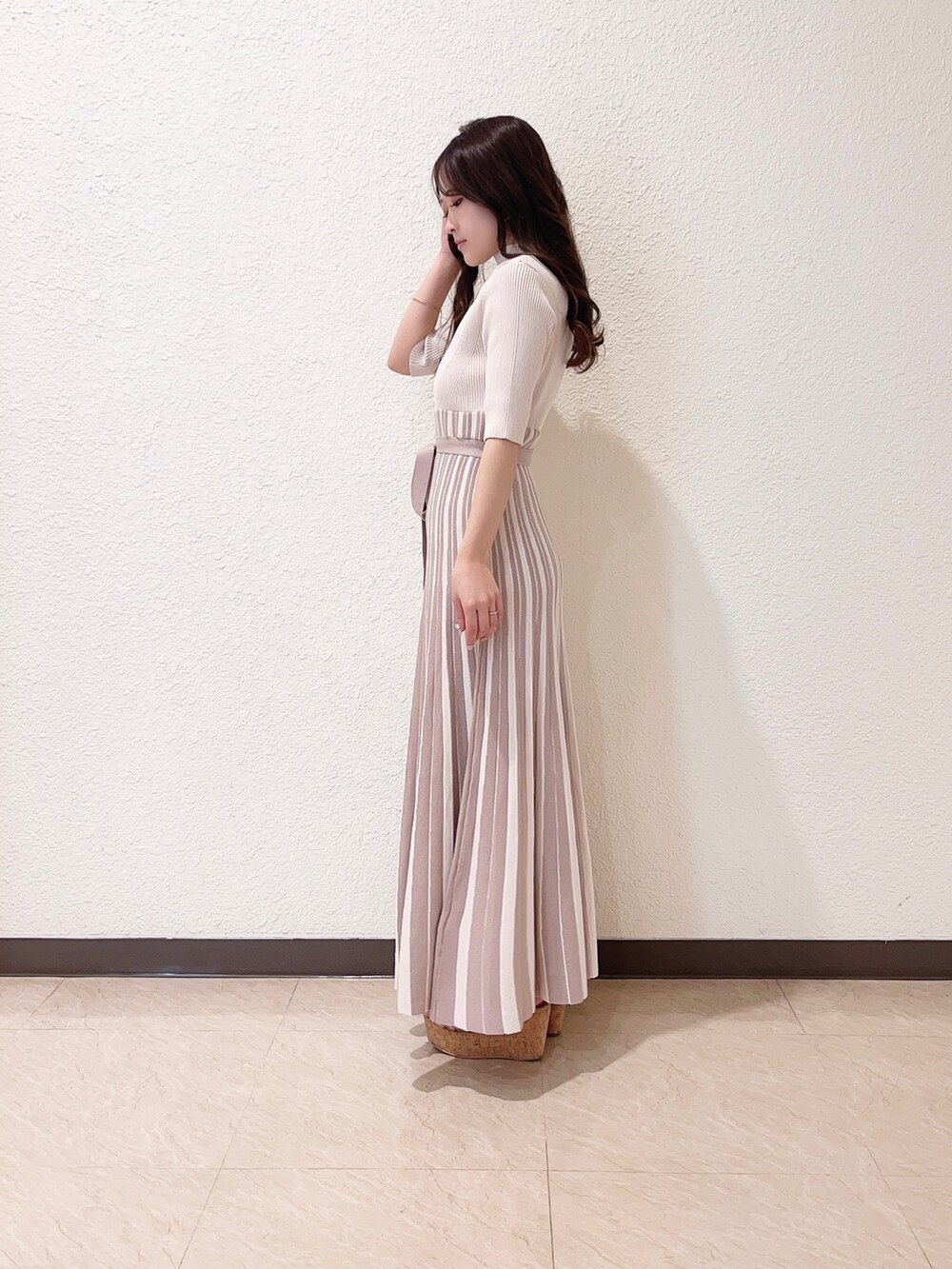 ベージュ系のワンピース、その他のサンダル、ピンク系のトレンチコートを着用したレディースの春コーディネートの2枚目の写真