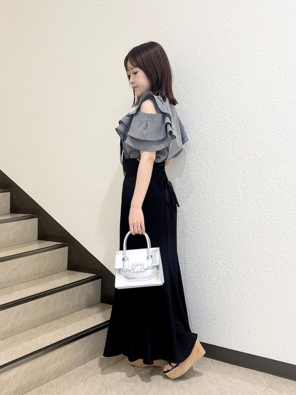 その他のシャツ/ブラウス、ブラック系のスカート、シルバー系のショルダーバッグを着用したレディースの夏コーディネートの2枚目の写真