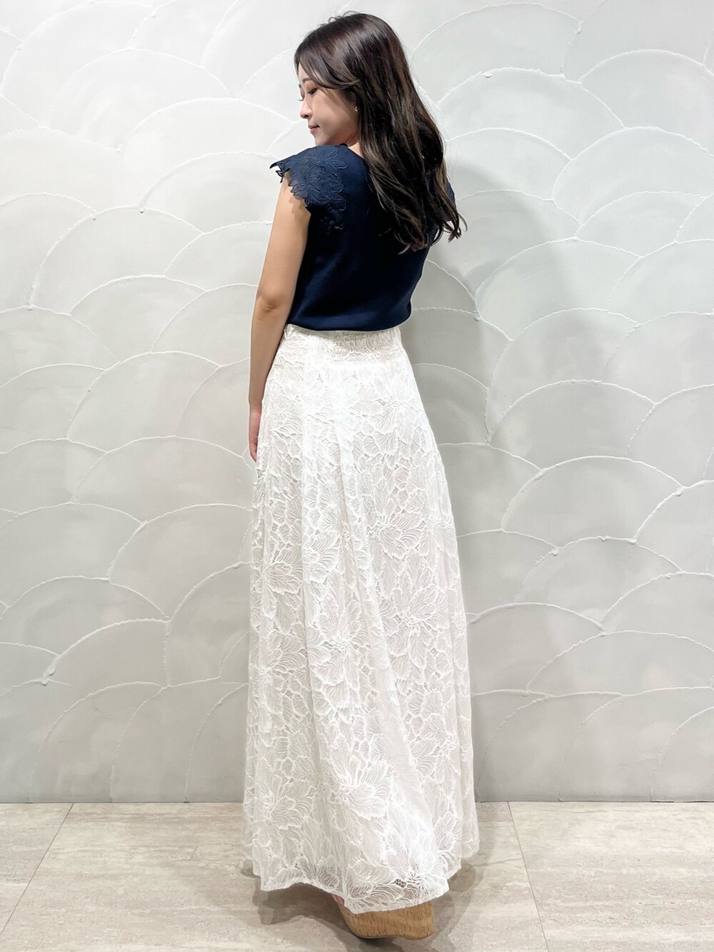 ホワイト系のスカート、ブルー系のニット/セーター、その他のサンダルを着用したレディースの夏コーディネートの3枚目の写真