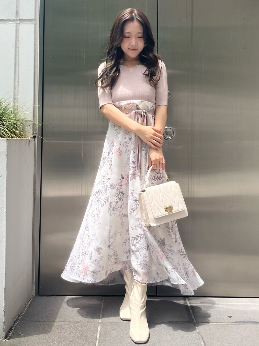 ベージュ系のワンピース、ホワイト系のショルダーバッグ、ホワイト系のブーツを着用したレディースの夏コーディネートの8枚目の写真