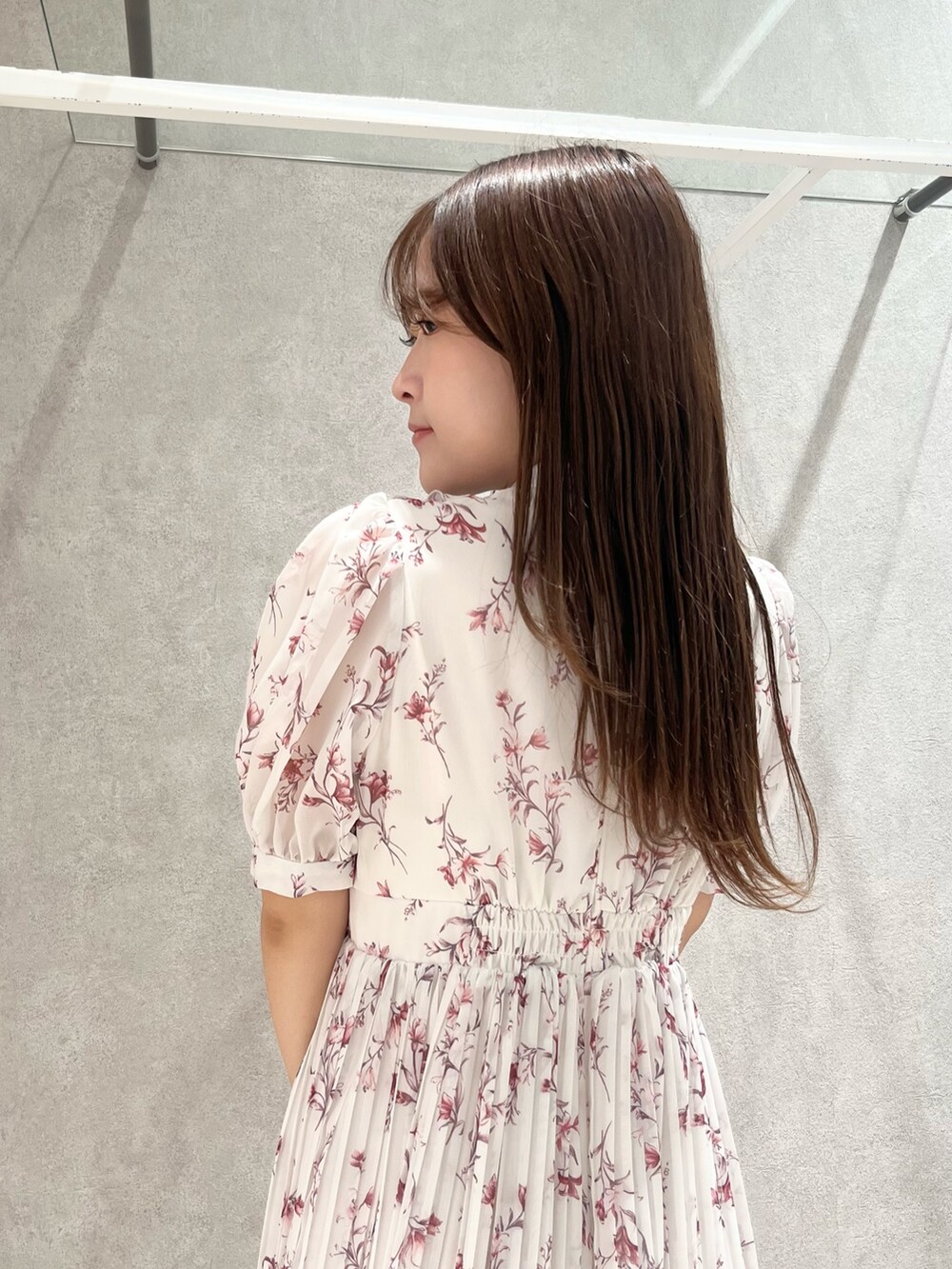 ホワイト系のトレンチコート、レッド系のワンピース、ホワイト系のハンドバッグを着用したレディースの春コーディネートの8枚目の写真