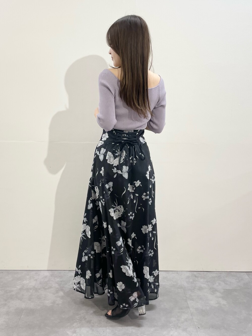 パープル系のワンピース、ブラック系のブーツを着用したレディースの春コーディネートの3枚目の写真