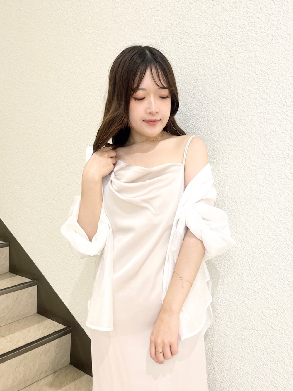 ブラウン系のサンダル、ピンク系のワンピース、ホワイト系のシャツ/ブラウスを着用したレディースの夏コーディネートの4枚目の写真