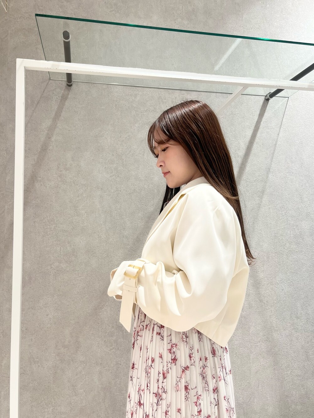 ホワイト系のトレンチコート、レッド系のワンピース、ホワイト系のハンドバッグを着用したレディースの春コーディネートの7枚目の写真