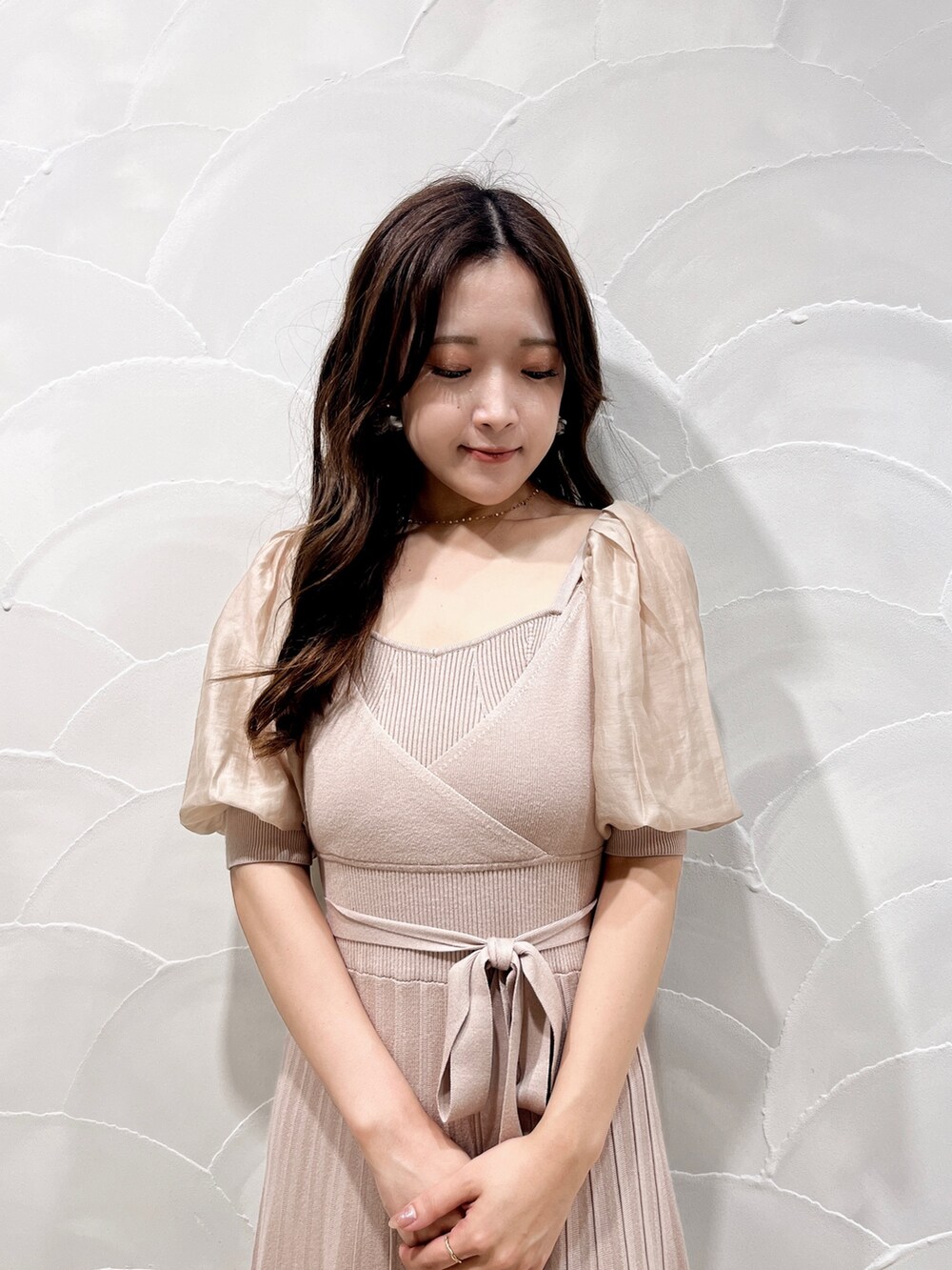 ピンク系のワンピース、その他のサンダルを着用したレディースの夏コーディネートの6枚目の写真