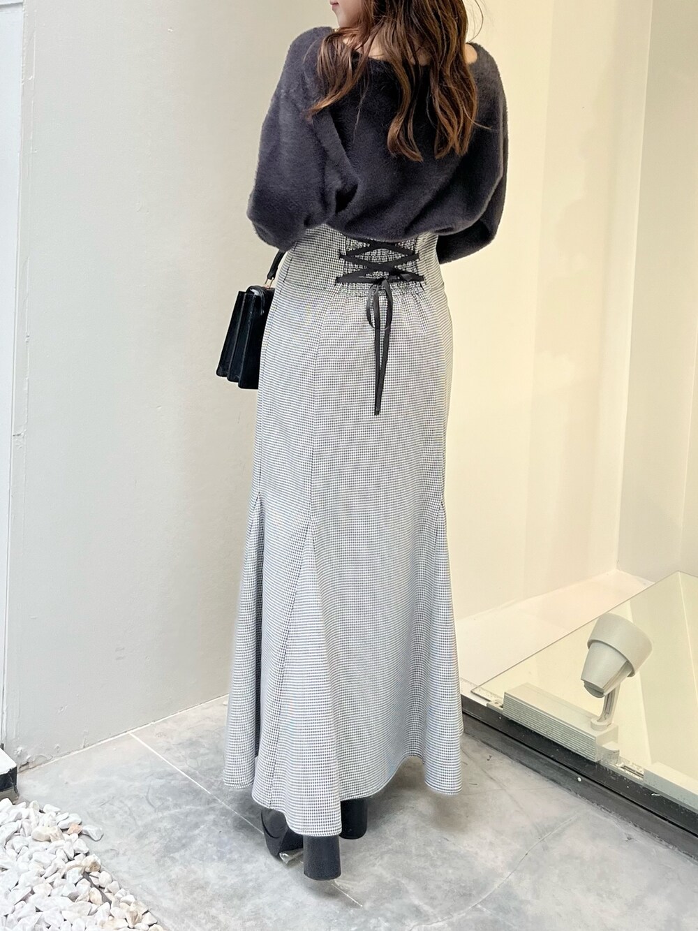 その他のスカート、グレー系のカーディガン/ボレロ、ブラック系のショルダーバッグを着用したレディースの秋コーディネートの7枚目の写真