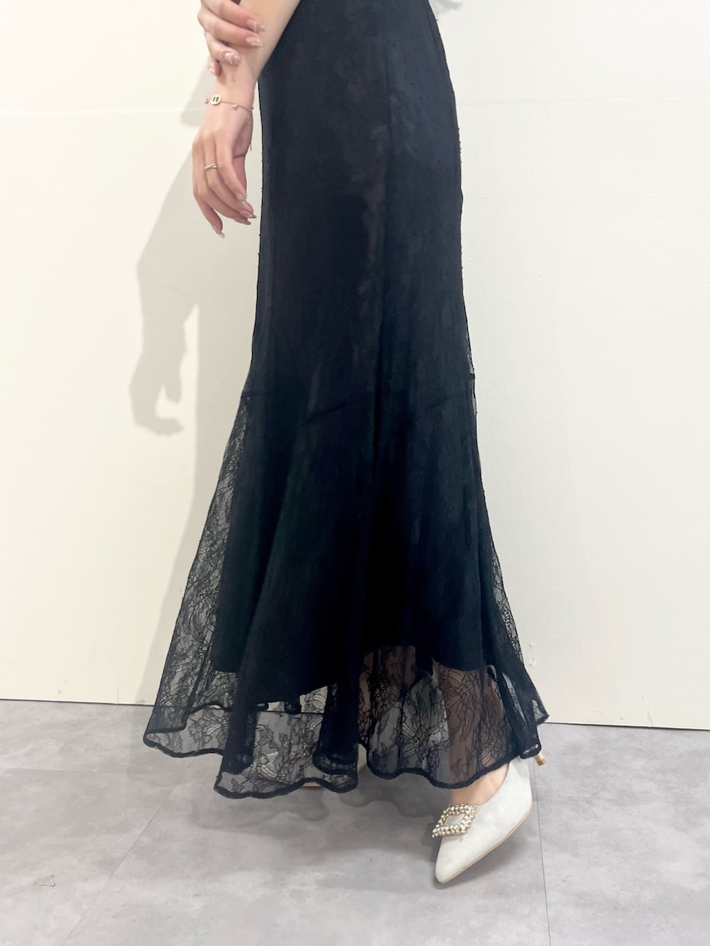 ブラック系のドレス、シルバー系のパンプスを着用したレディースの冬コーディネートの8枚目の写真