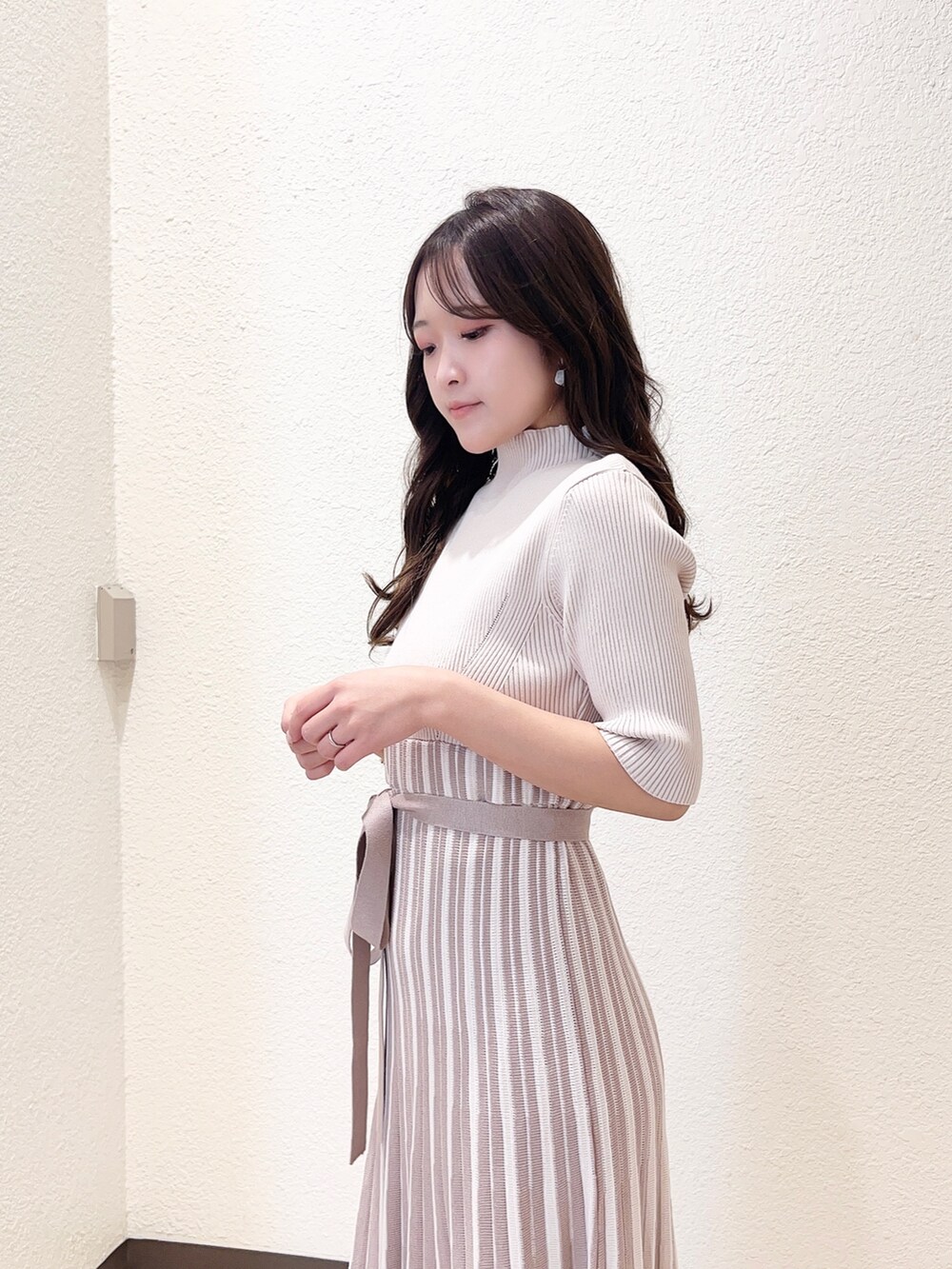 ベージュ系のワンピース、その他のサンダル、ピンク系のトレンチコートを着用したレディースの春コーディネートの4枚目の写真